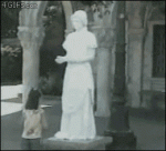 Statue-scares-girl