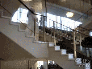 婚礼新娘摔下楼梯