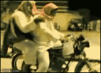 戴毛巾的男子骑摩托车